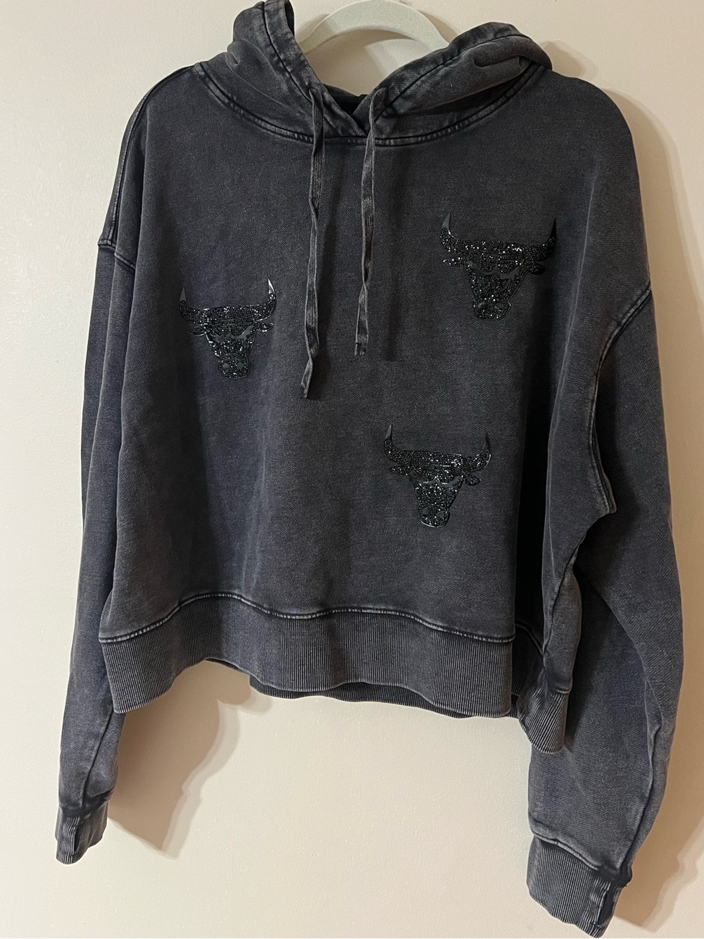 NBA CHICAGO BULLS WASHED CRYSTALLINE WOMEN'S ENZYME WASH FT CROPPED PULLOVER